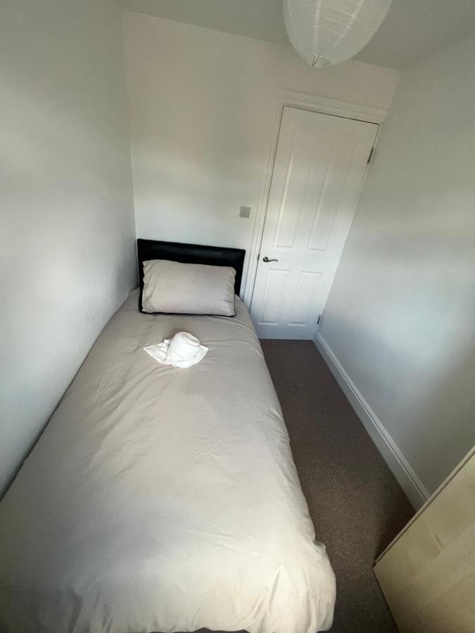 City Reach Retreat Spacious 4Bed House Startford Maryland Great Transport Links ロンドン エクステリア 写真